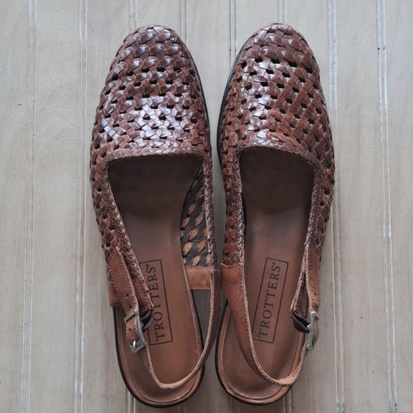 Trotters Lea Slingback Woven Leather Flat Classy Memory Foam Cushion Sandals - Picture 1 of 12